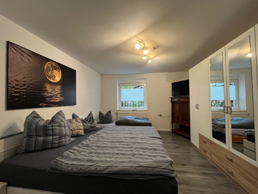 Schlafzimmer 1